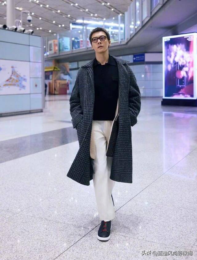 原創陳偉霆米蘭啟程：格紋大衣配眼鏡，這才是 38 歲熟男該有的鬆弛感