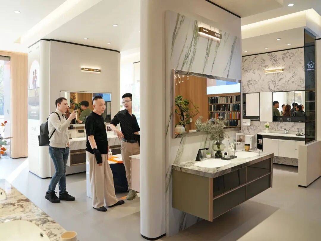 浪鯨衛浴董事長霍成基走訪終端門店 推動門店高質量發展