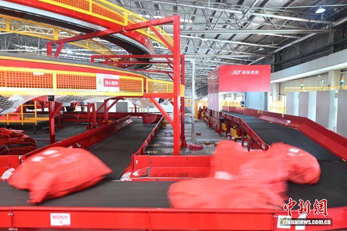 甘肅蘭州迎來春節快遞分揀高峰