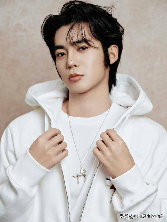 原創於適這 Dior 小馬刺繡，把馬年的鬆弛貴氣穿成了專屬答案