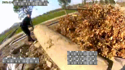 男子把6.5萬現金塞進水泥管，竟是為了投資？