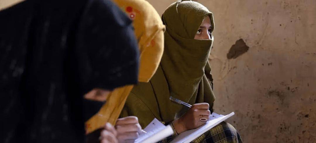 阿富汗永久禁止女性讀中學大學？220萬女孩恐變文盲，偷著學被逮會受罰？