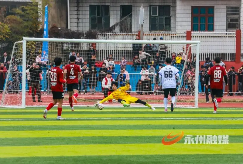 新田：中南大學隊與永州新田隊足球友誼賽精彩紛呈（組圖）