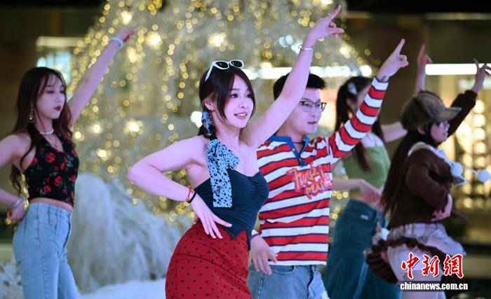 南京年輕人“隨機舞蹈”舞動青春活力