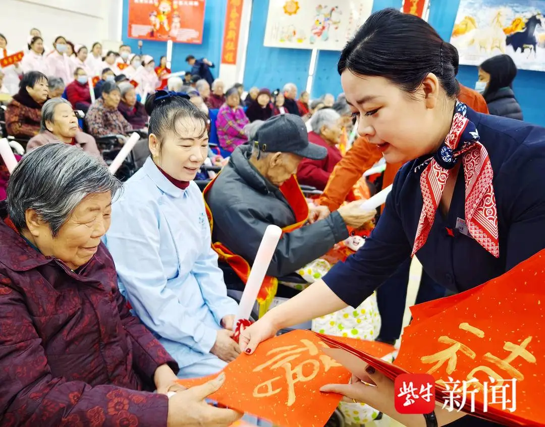 與“馬”相關的歌舞、詩歌輪番上演……一份新春祝福送到無錫老人身邊