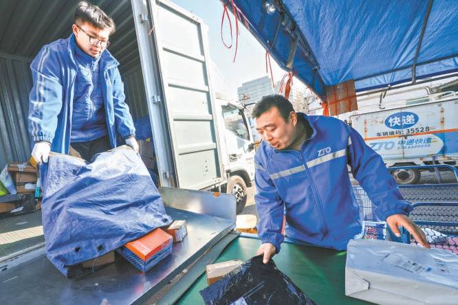 快遞小哥一家四口齊上陣