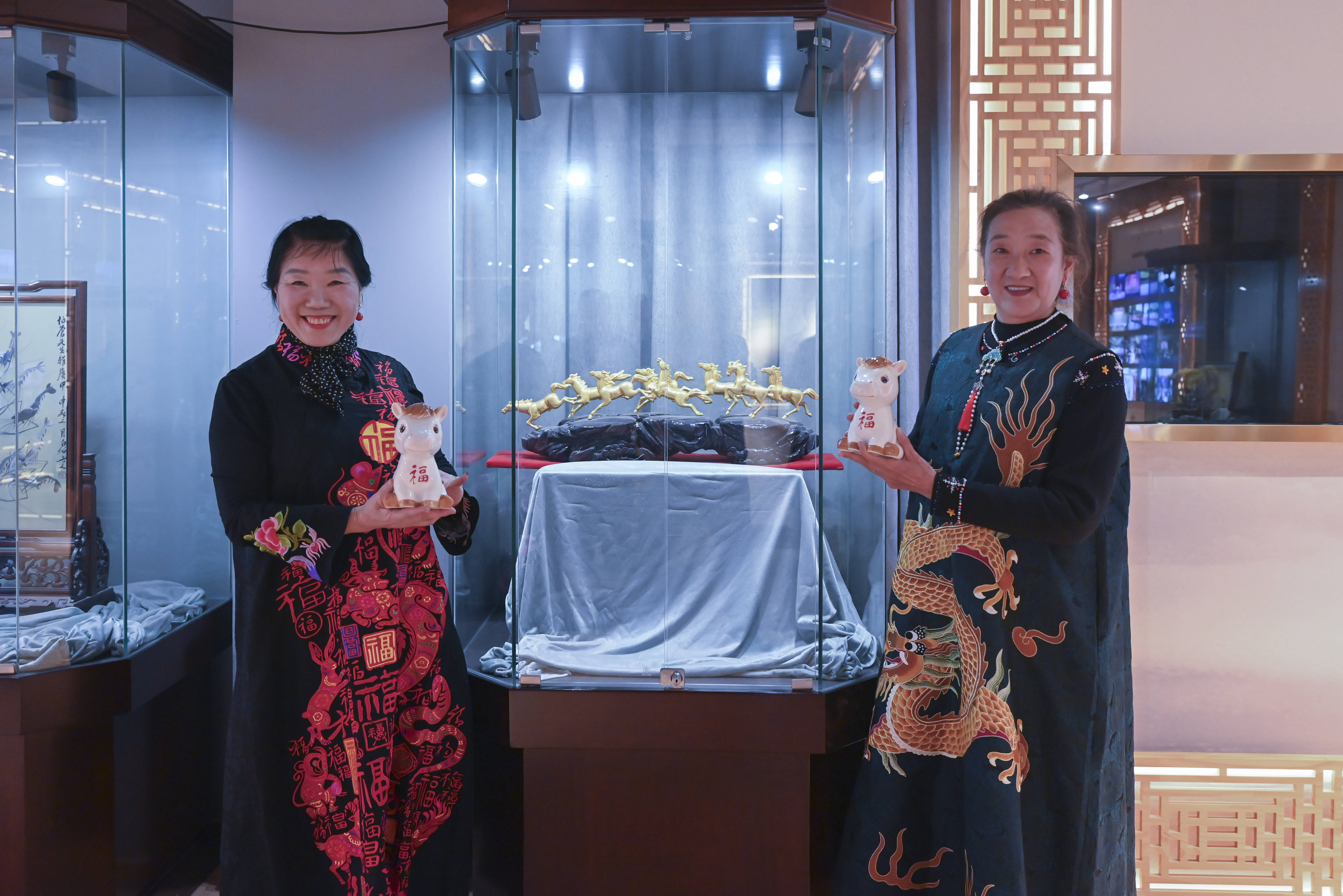 原創[文化揚州]歡天喜地迎馬年！當刺繡華服邂逅非遺與書畫