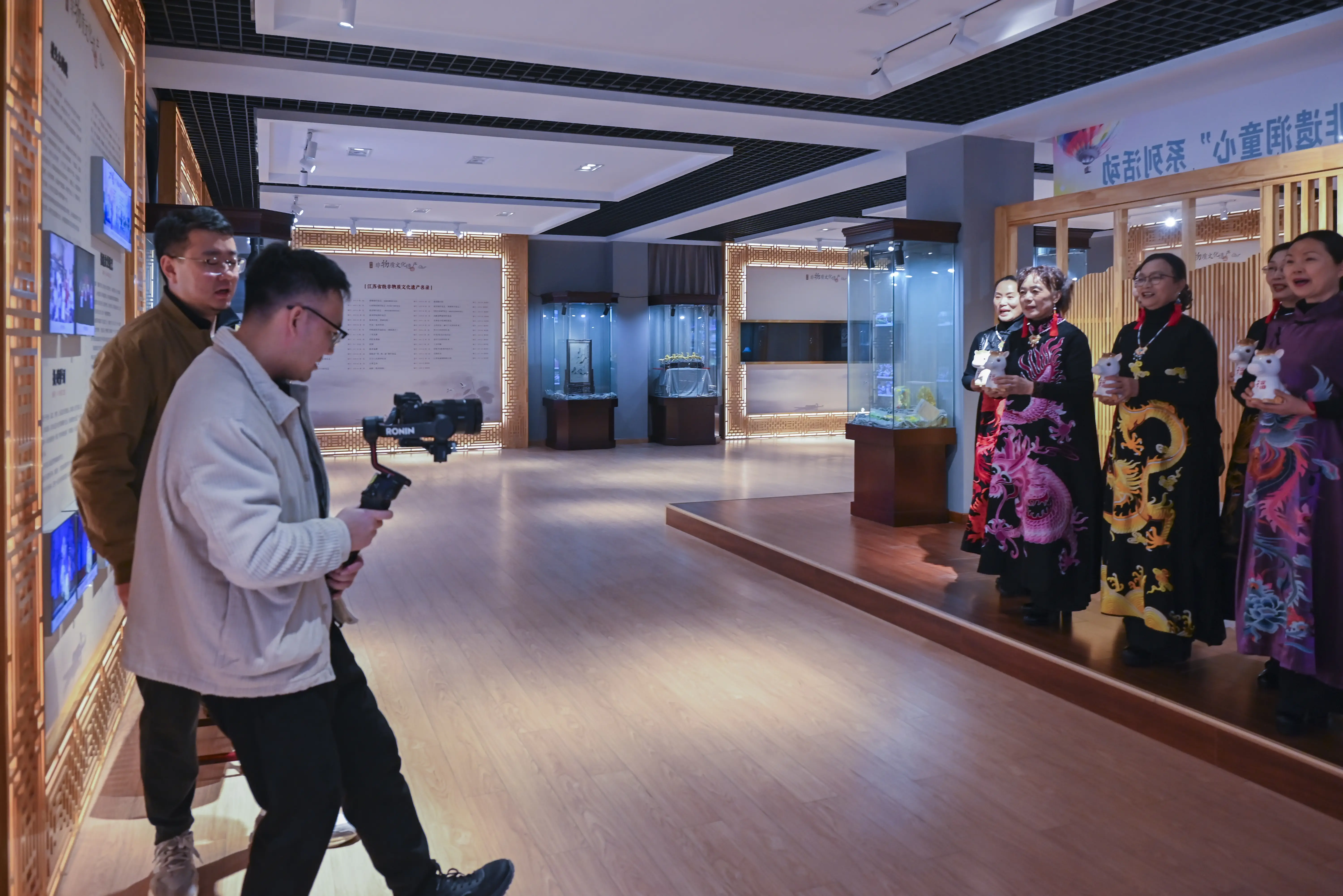 原創[文化揚州]歡天喜地迎馬年！當刺繡華服邂逅非遺與書畫