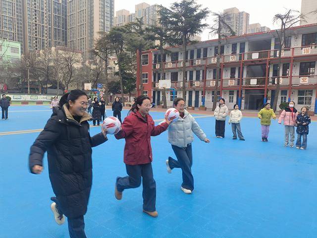 齊唱《上春山》，二七區齊禮閆小學“三八”節慶祝活動真快樂