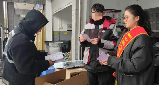 人保壽險曲靖中支把金融知識送進快遞網點，為新市民築牢安全屏障