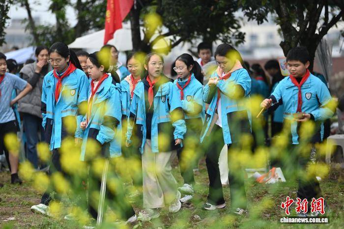 燙火鍋吃燒烤 重慶小學生樂享校園野炊時光