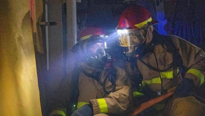 原創臉都丟完了，福特號火災持續超過30小時才被滅，船員睡地板？