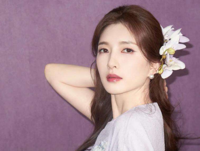 江疏影穿淡紫刺繡上衣搭珍珠耳飾，盡顯雍容典雅！