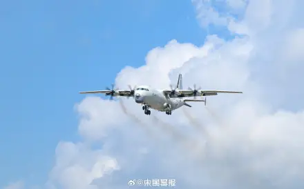 轉存收藏！藍天白雲和戰機太適配了