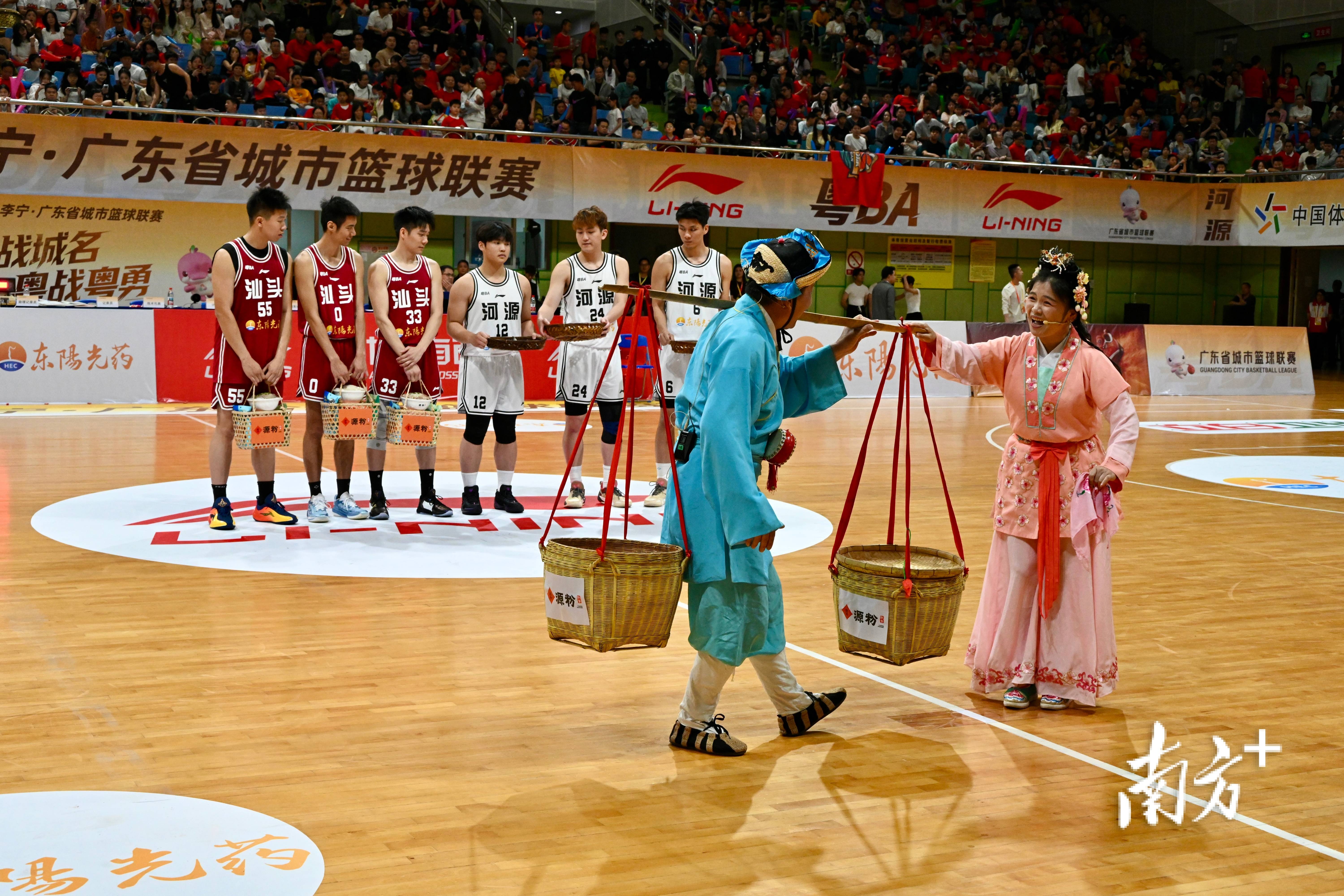 以球會友、以食傳情！河源汕頭“粵BA”賽場互贈非遺美食