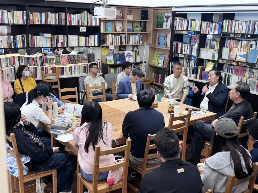 當語言與命運共振，讀懂詩歌背後“行走的人”